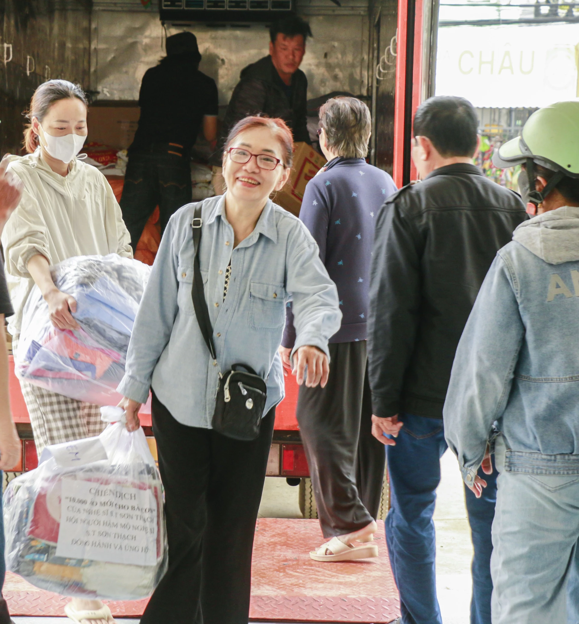 Đoàn vận chuyển quà hỗ trợ từ xe tải vào điểm tập kết ở phường Tây Nha Trang.