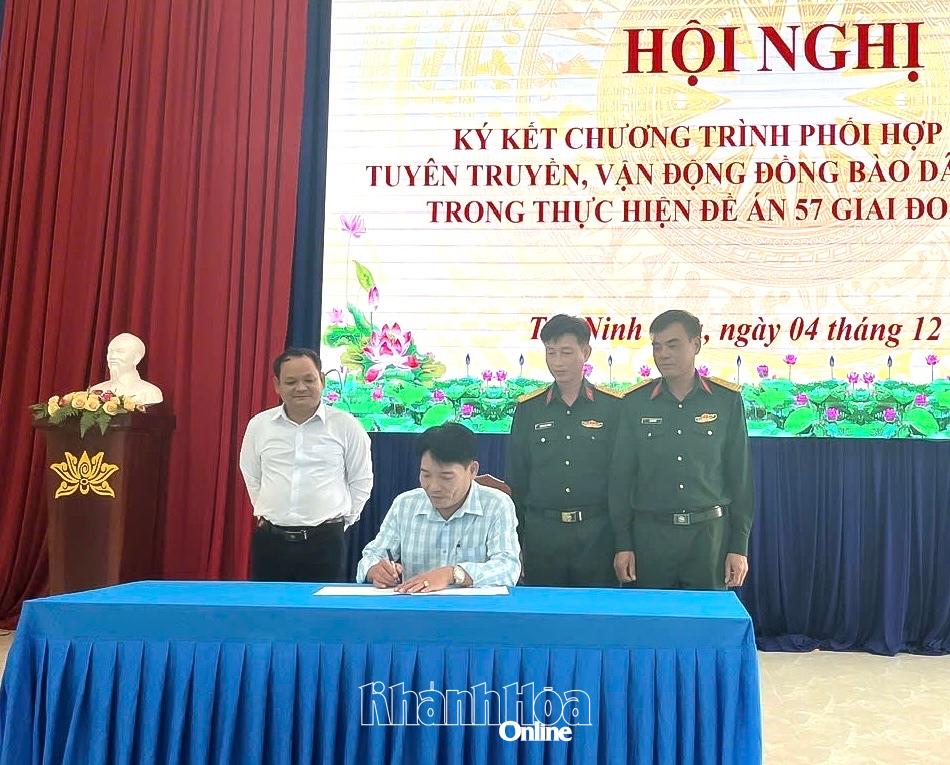 Hai đơn vị thực hiện nghi thức ký kết