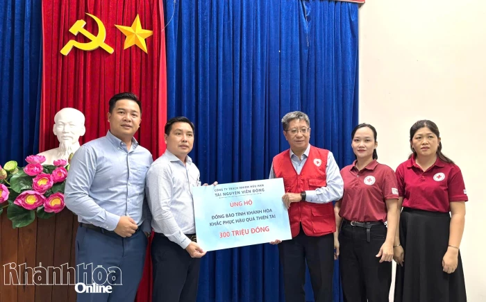 Hội Chữ thập đỏ tỉnh Khánh Hòa tiếp nhận 300 triệu đồng hỗ trợ người dân khắc phục hậu quả mưa lũ