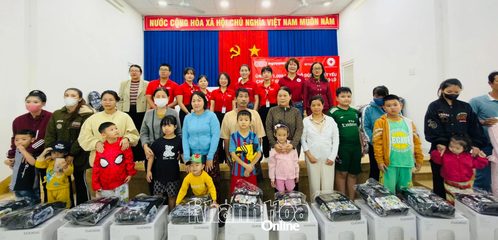 Người dân phường Nam Nha Trang nhận quà từ chương trình