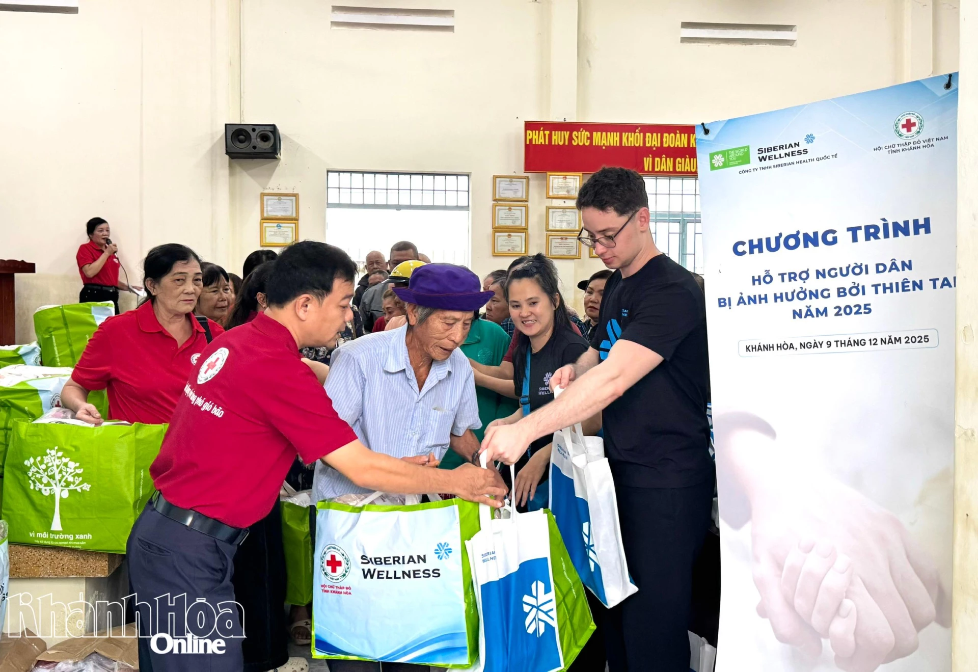 Người dân phường Bắc Nha Trang nhận quà hỗ  trợ  từ 2 đơn  vịị