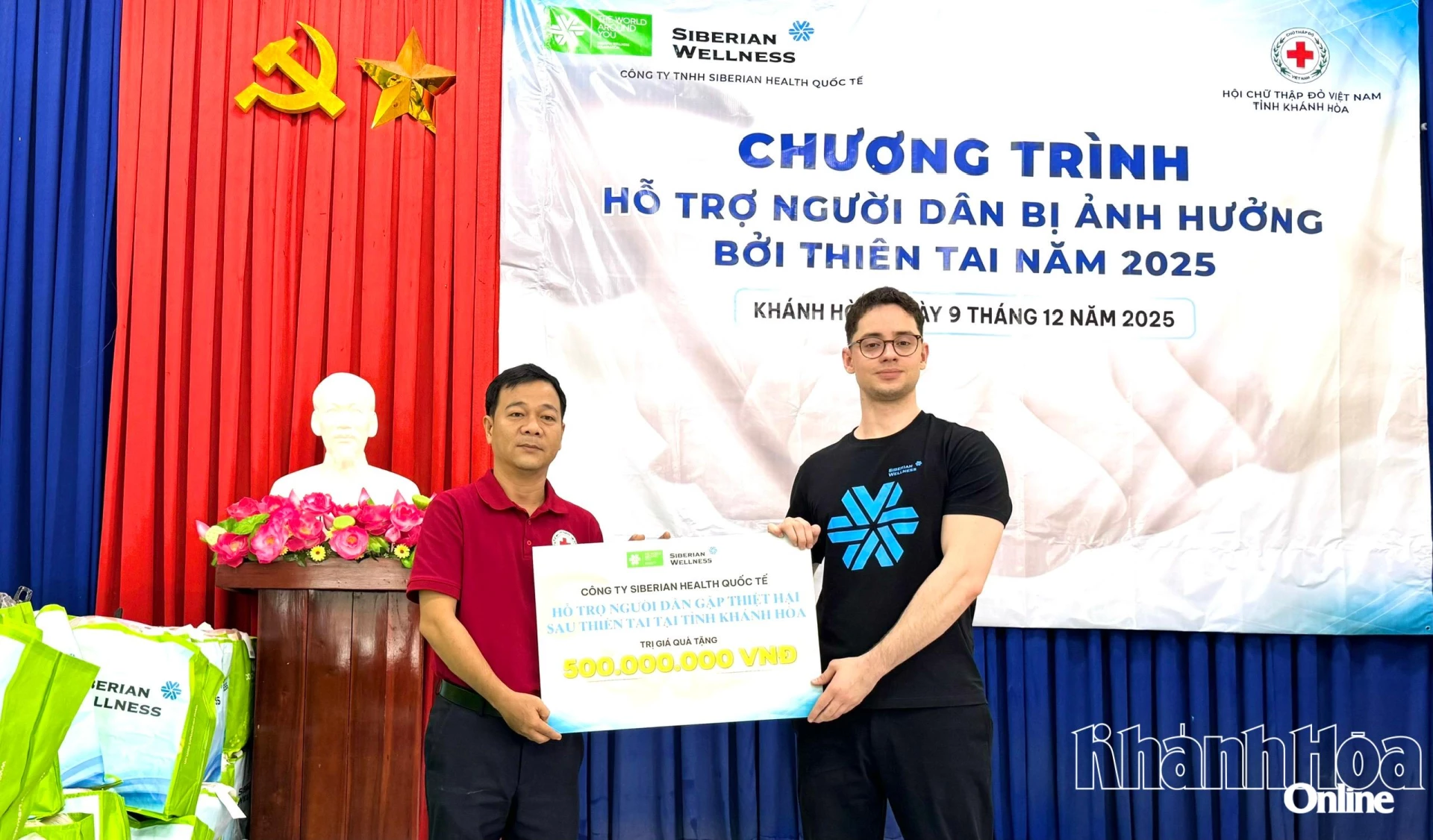 Đại  điện  Hội Chữ  thập đỏ tỉnh tiếp nhận các phần quà từ Công ty Siberian Health Quốc tế 
