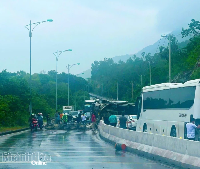Xe tải tự gây tai nạn trên đèo Cù Hin