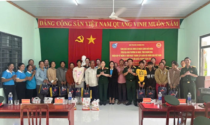 Tặng 10 suất quà cho gia đình người đồng bào dân tộc thiểu số phường Ba Ngòi