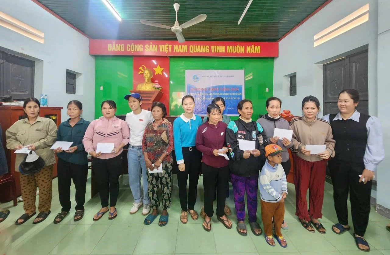 Tặng quà hỗ trợ cho hội viên, phụ nữ và người dân có hoàn cảnh khó khăn.