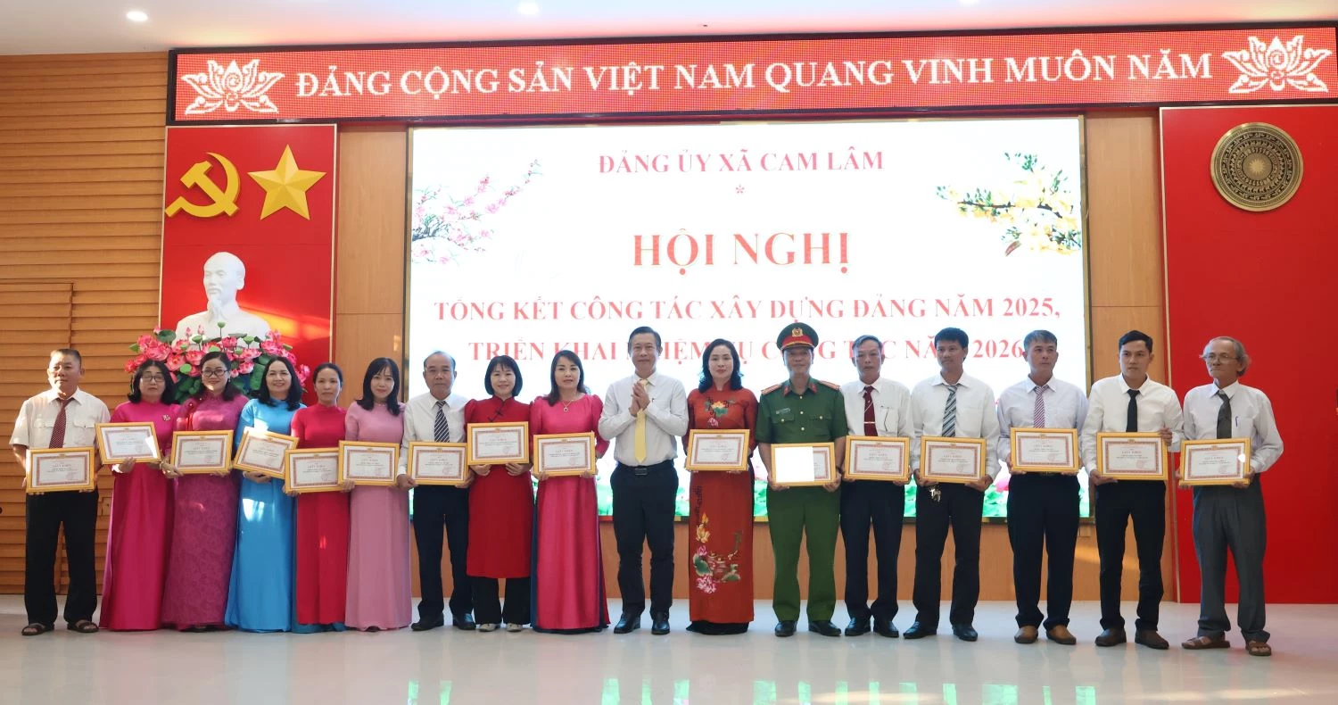 Lãnh đạo xã Cam Lâm tặng giấy khen cho các cá nhân hoàn thành xuất sắc nhiệm vụ tiêu biểu năm 2025.