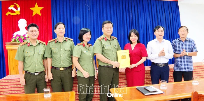 Công an tỉnh thăm, động viên tập thể Báo và Phát thanh, Truyền hình Khánh Hòa đã tích cực tuyên truyền công tác ứng phó, khắc phục hậu quả mưa lũ