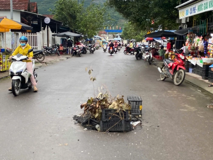 Cần san lấp hố sâu sau lũ lụt