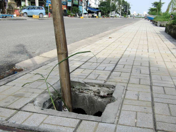 Hố trên vỉa hè