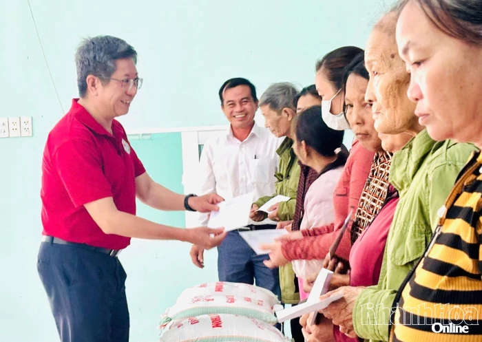 Trao 100 suất quà cho người dân xã Diên Lạc