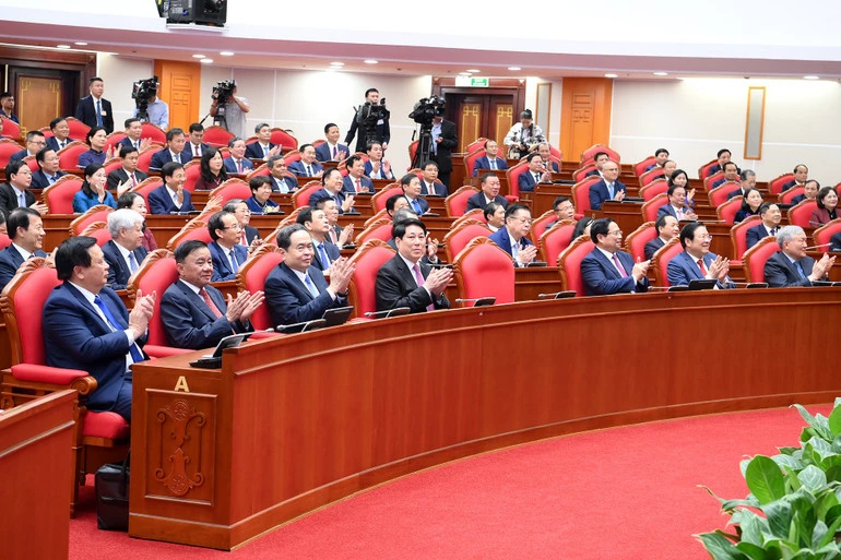 Các đồng chí lãnh đạo Đảng, Nhà nước và các đại biểu tham dự phiên bế mạc.