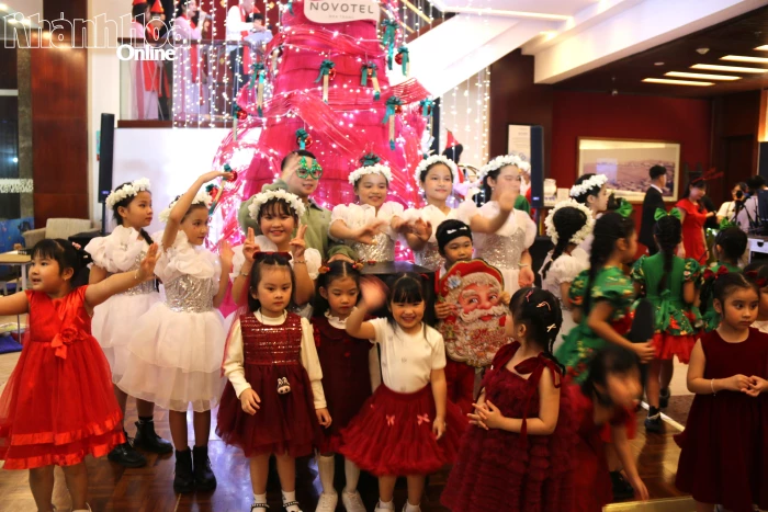 Khách sạn Novotel Nha Trang thắp sáng cây thông Noel với thông điệp "Greener Christmas"