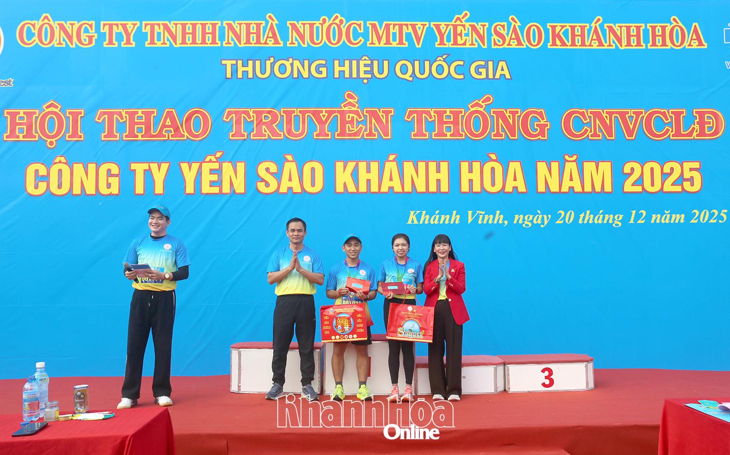 Lãnh đạo công ty trao giải nhất cho hai vận động viên nam, nữ đạt thành tích cao.