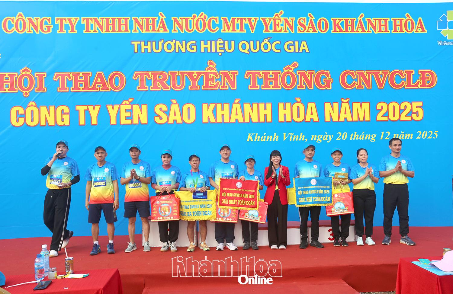 Lãnh đạo công ty trao giải thưởng tập thể cho các đơn vị đạt thành tích cao tại hội thao.