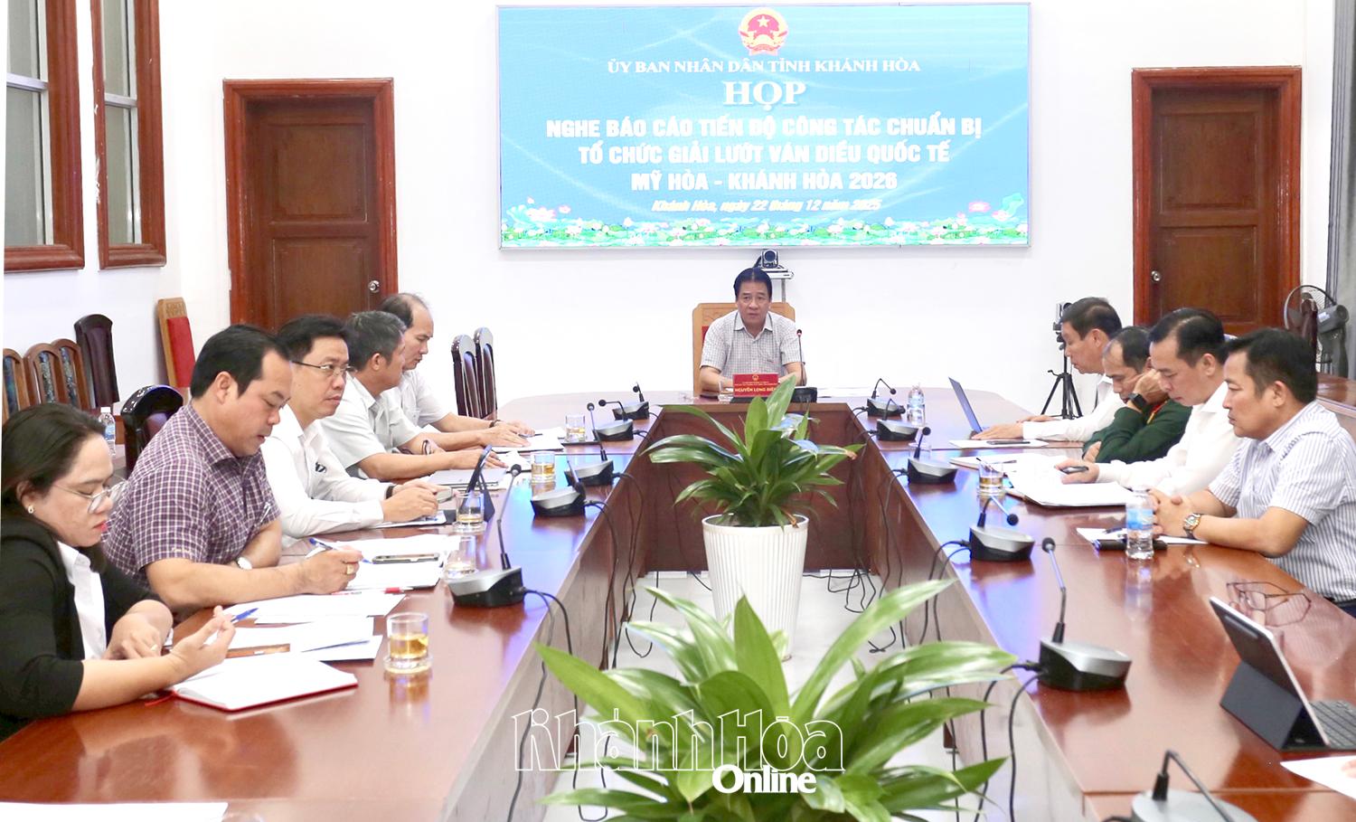 Đồng chí Nguyễn Long Biên-Ủy viên Ban Thường vụ Tỉnh ủy, Phó Chủ tịch Thường trực UBND tỉnh chủ trì cuộc họp.