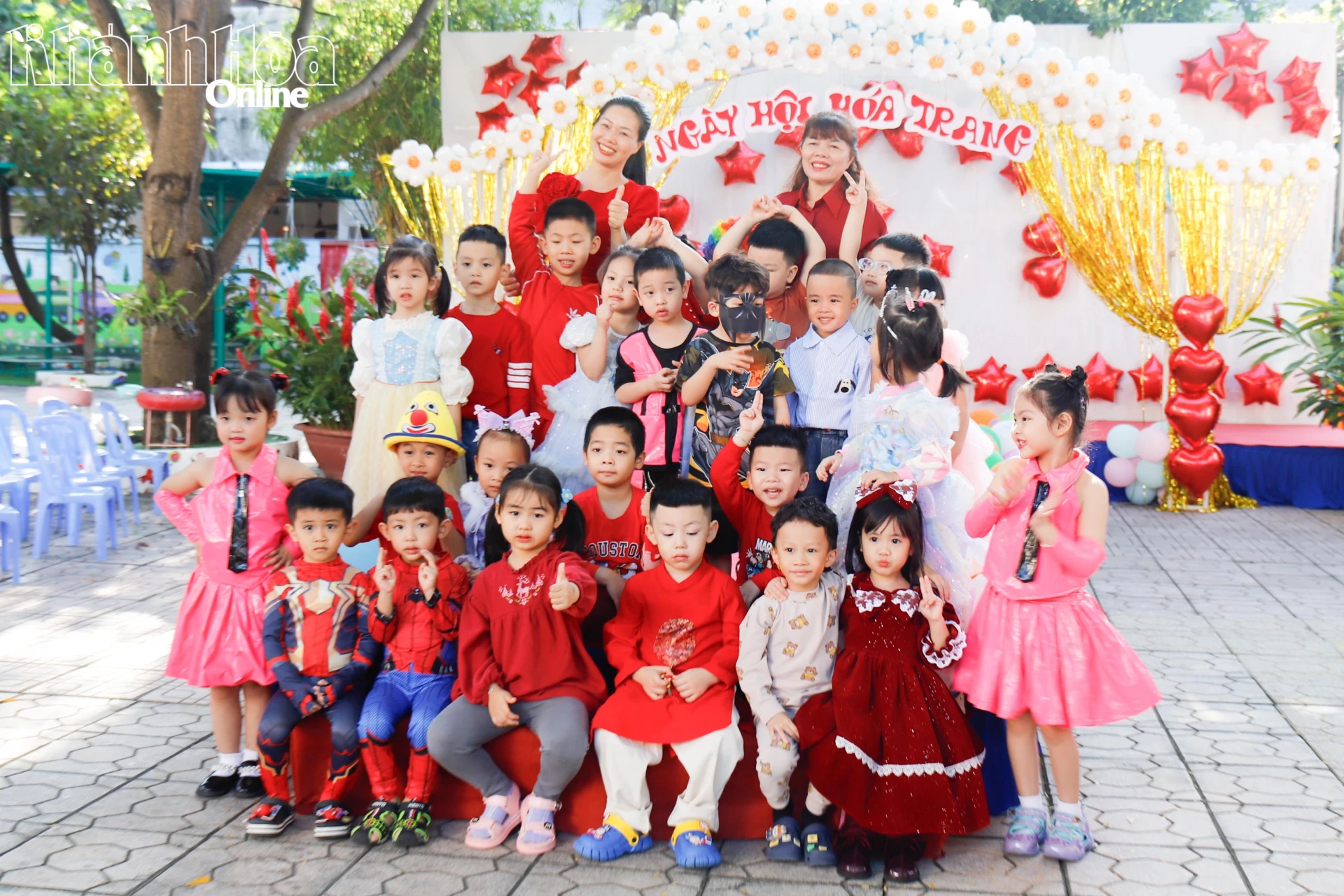 Cô và trò các lớp sôi nổi tham gia ngày hội.