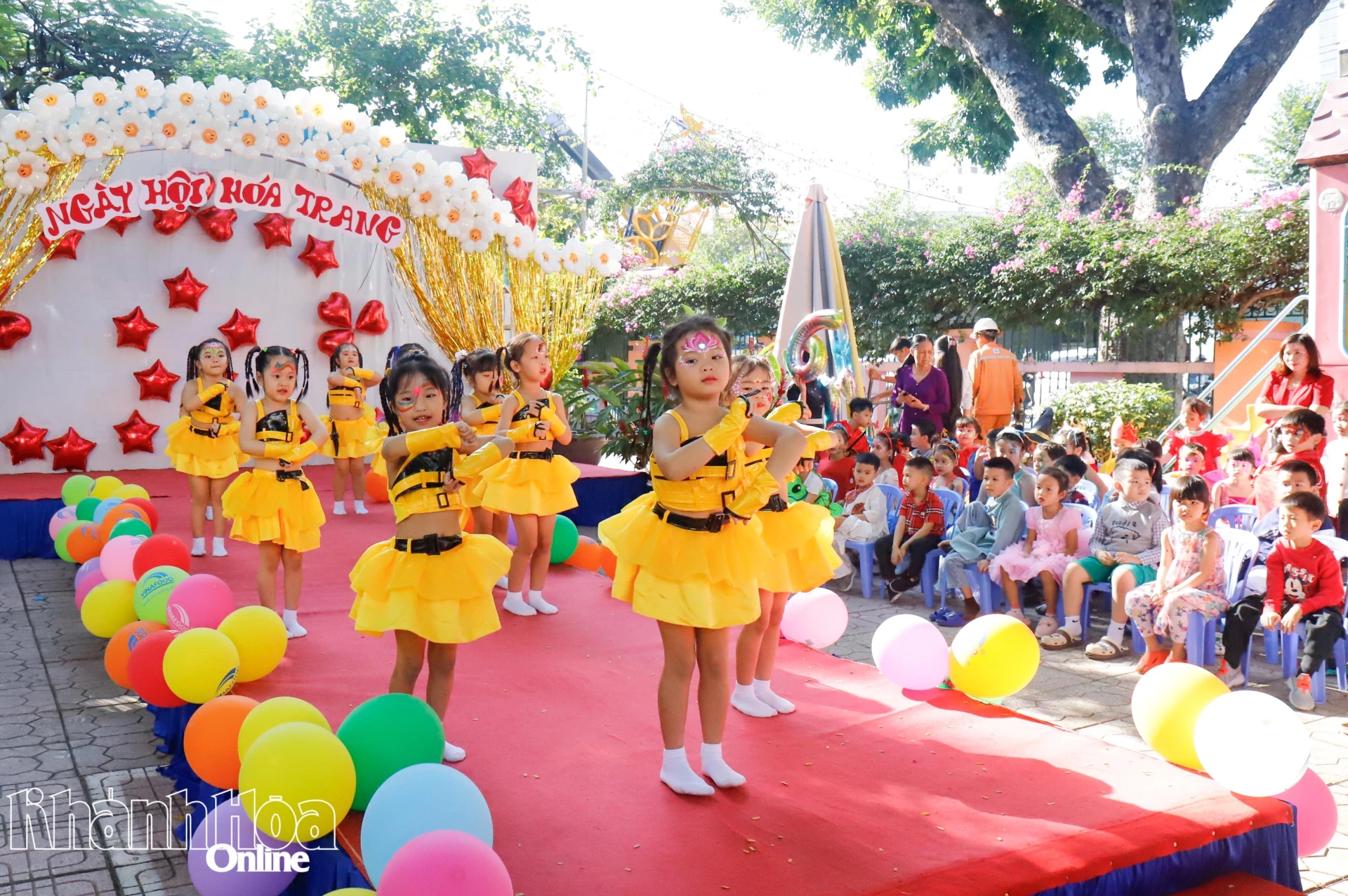 Tiết mục văn nghệ sôi động do các học sinh trường biểu diễn.