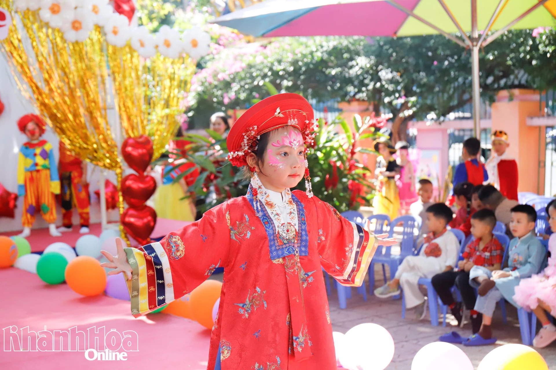 Trang phục hoá trang mang đậm bản sắc văn hoá dân tộc của các thiếu nhi.