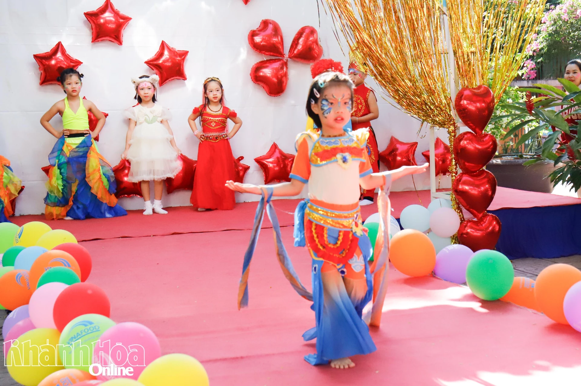 Các thiếu nhi trình diễn trang phục hoá trang.