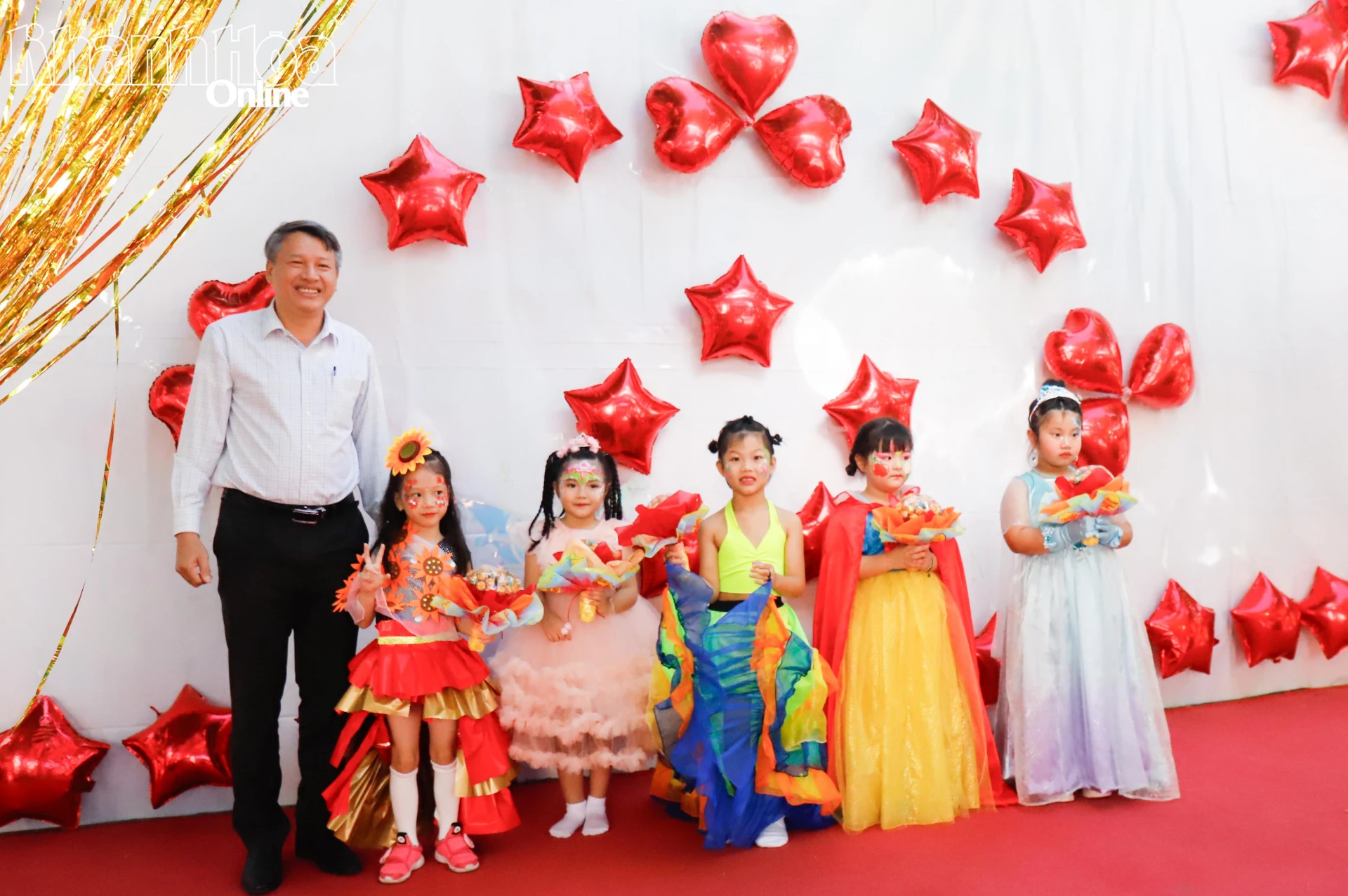 Các em nhỏ chụp hình lưu niệm cùng đại diện Sở Giáo dục và Đào tạo.