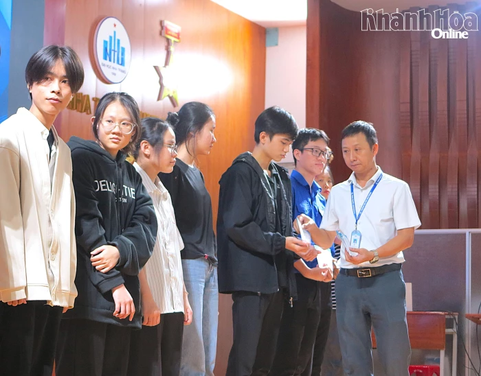 Trường Đại học Nha Trang trao kinh phí hỗ trợ cho 370 viên chức, người lao động, sinh viên bị ảnh hưởng mưa lũ