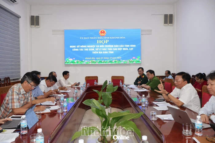 Khẩn trương thu gom, xử lý rác thải sau lũ