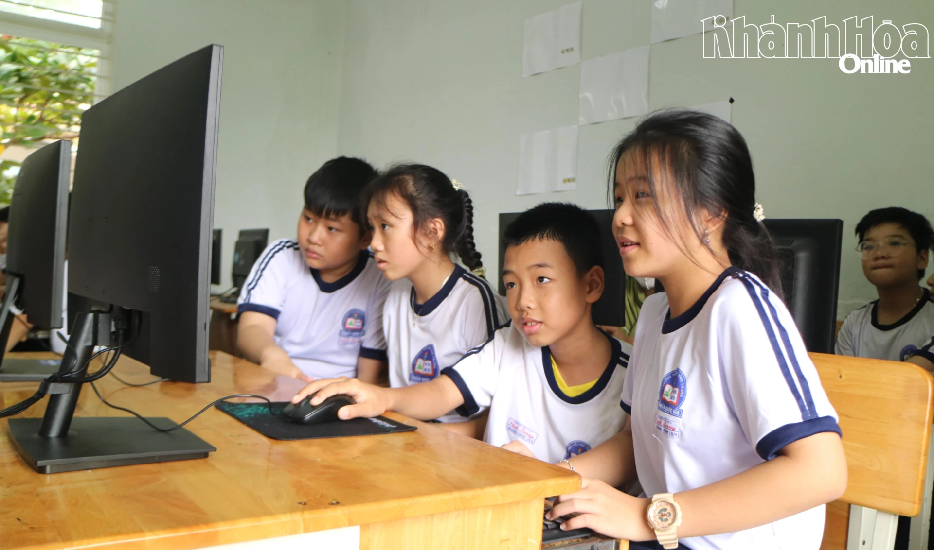 Niềm vui của học sinh thực hành trên máy tính mới.