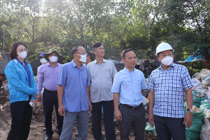 Tăng cường phương tiện, nhân lực thu gom rác 