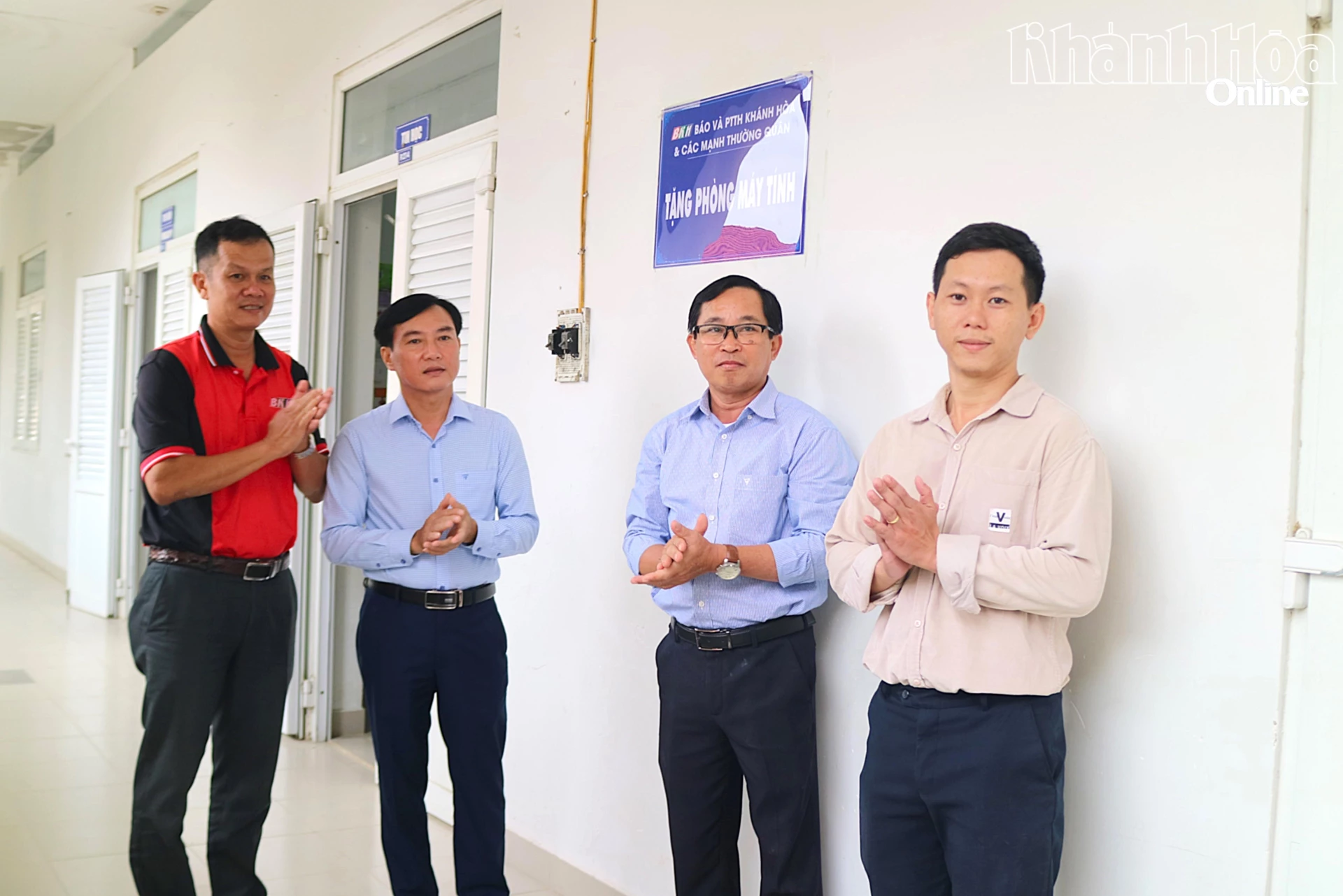 Lãnh đạo Báo và Phát thanh, Truyền hình Khánh Hòa và đại diện Đại diện Ban Giám hiệu Trường Tiểu học Vĩnh Trung khai trương phòng máy tính. 