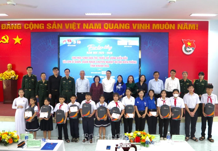 Quỹ học bổng Vừ A Dính và Câu lạc bộ “Vì Hoàng Sa - Trường Sa thân yêu” trao 250 suất học bổng cho học sinh Khánh Hòa