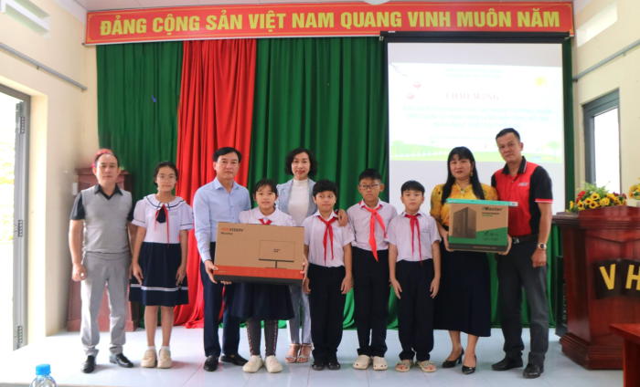 Báo và Phát thanh, Truyền hình Khánh Hòa tặng 30 máy tính cho các trường học bị ảnh hưởng do mưa lũ 