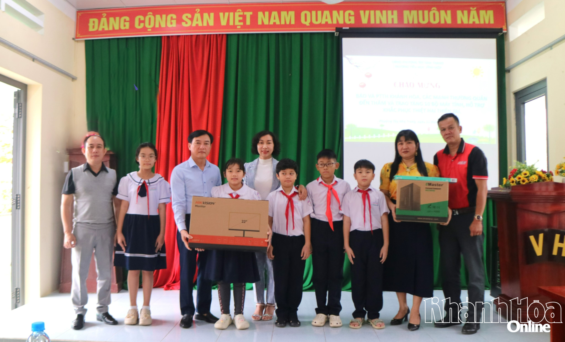 Lãnh đạo Báo và Phát thanh, Truyền hình Khánh Hòa trao tặng máy tính cho Trường Tiểu học Vĩnh Hiệp. 