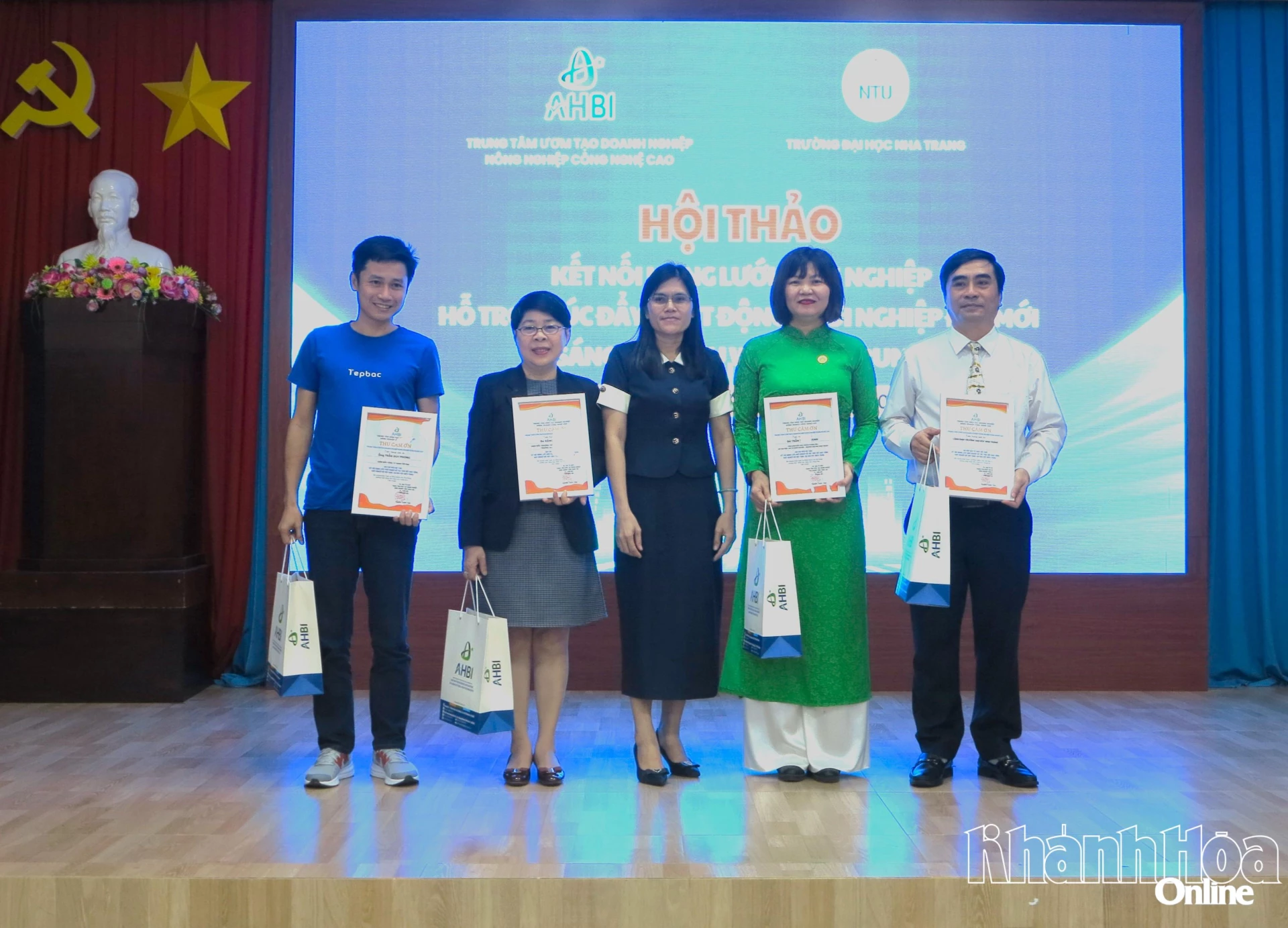 Đại diện Trung tâm ươm tạo doanh nghiệp nông nghiệp công nghệ cao TP. Hồ Chí Minh trao giấy chứng nhận và quà cho các đại biểu tham gia hội thảo. 