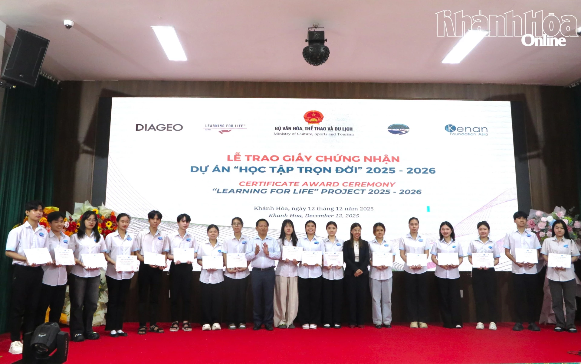 Đại diện các đơn vị trao giấy chứng nhận hoàn thành khóa tập huấn cho các sinh viên.