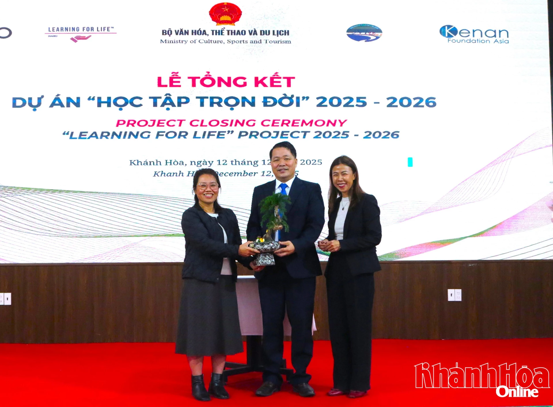 Đại diện các đơn vị triển khai dự án tặng cây lưu niệm cho Trường Cao đẳng Du lịch Nha Trang.