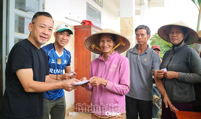 Trao 400 suất quà cho người dân bị thiệt hại do mưa lũ