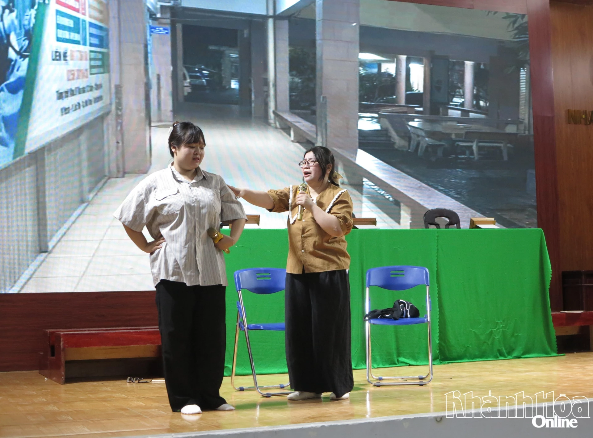 Sinh viên diễn kịch tóm tắt vụ án.