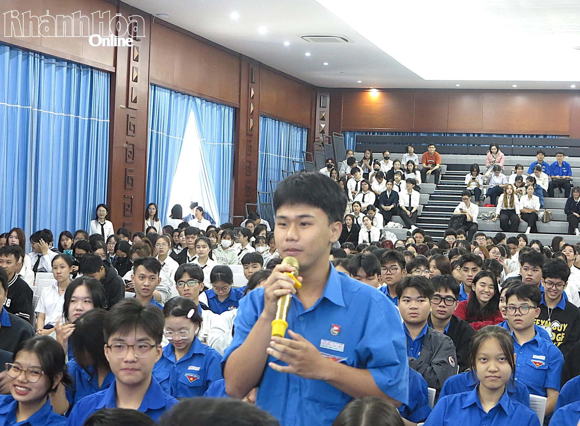 Học sinh trả lời câu hỏi tìm hiểu về pháp luật.