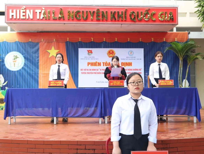 Chi đoàn Tòa án nhân dân khu vực 2 - Khánh Hòa tuyên truyền, phổ biến giáo dục pháp luật cho học sinh