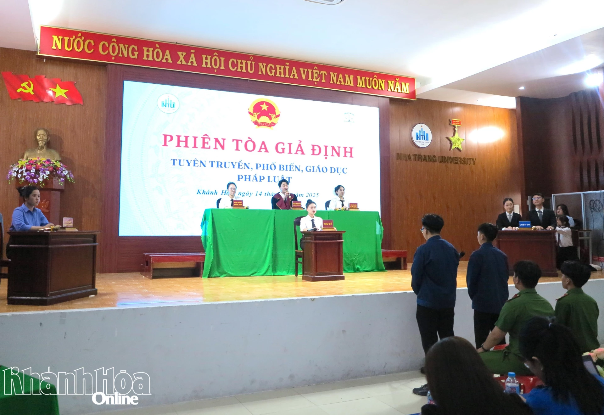 Quang cảnh Phiên tòa giả định.