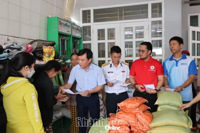 Báo và Phát thanh, Truyền hình Khánh Hòa cùng các đơn vị trao 40.000 cuốn vở, 100 cặp sách cho các trường và hơn 5 tấn hàng, 200 phần quà cho người dân bị thiệt hại do mưa lũ