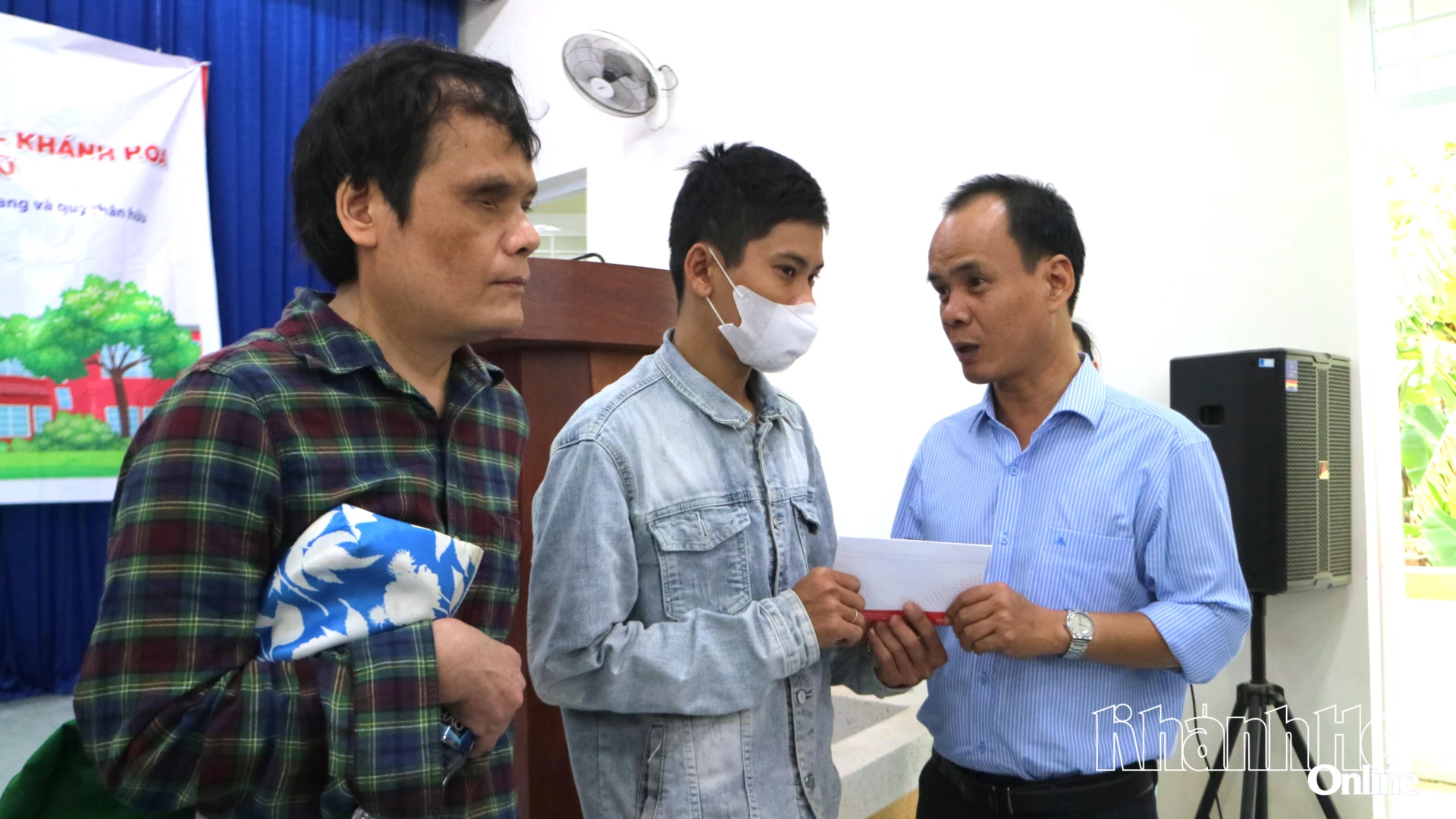 Đại diện Hội người mù tỉnh Khánh Hòa trao quà cho người dân xã Diên Lạc. 