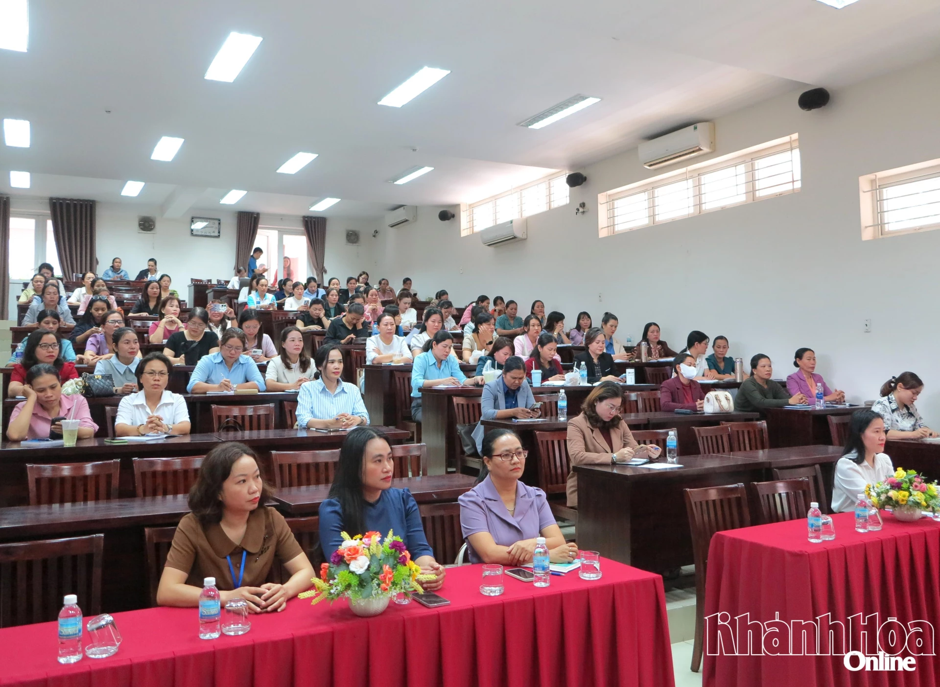 Các đại biểu và học viên tham dự lễ khai giảng.