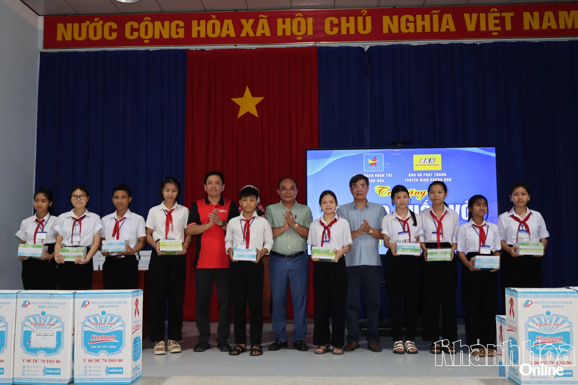 Lãnh đạo Báo và Phát thanh, Truyền hình Khánh Hòa cùng lãnh đạo Hội Doanh nhân trẻ Khánh Hòa tặng quà cho học sinh xã Khánh Vĩnh.