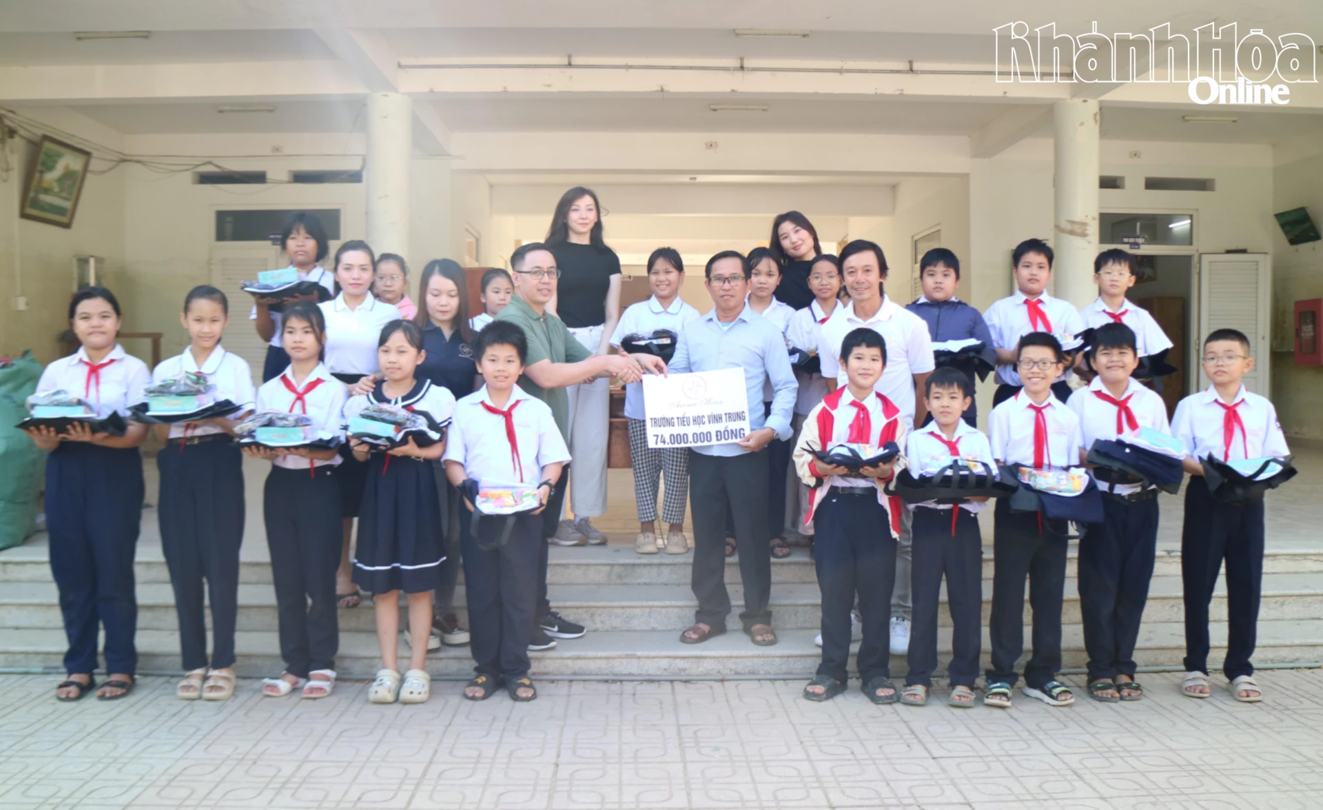 Trao quà hỗ trợ cho học sinh Trường Tiểu học Vĩnh Trung (phường Tây Nha Trang).