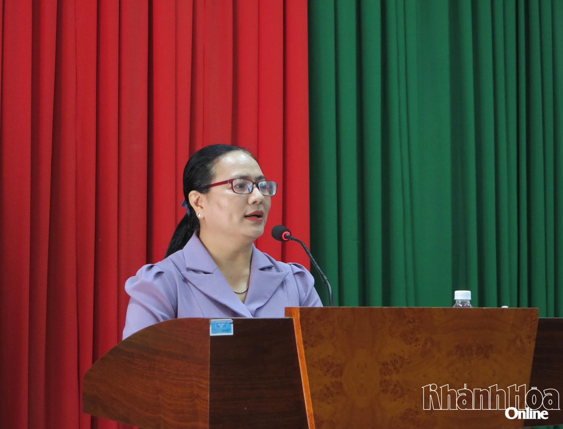 Bà Nguyễn Hoàng Vân Hạ - Phó Chủ tịch Hội Liên hiệp Phụ nữ tỉnh phát biểu khai giảng lớp bồi dưỡng.