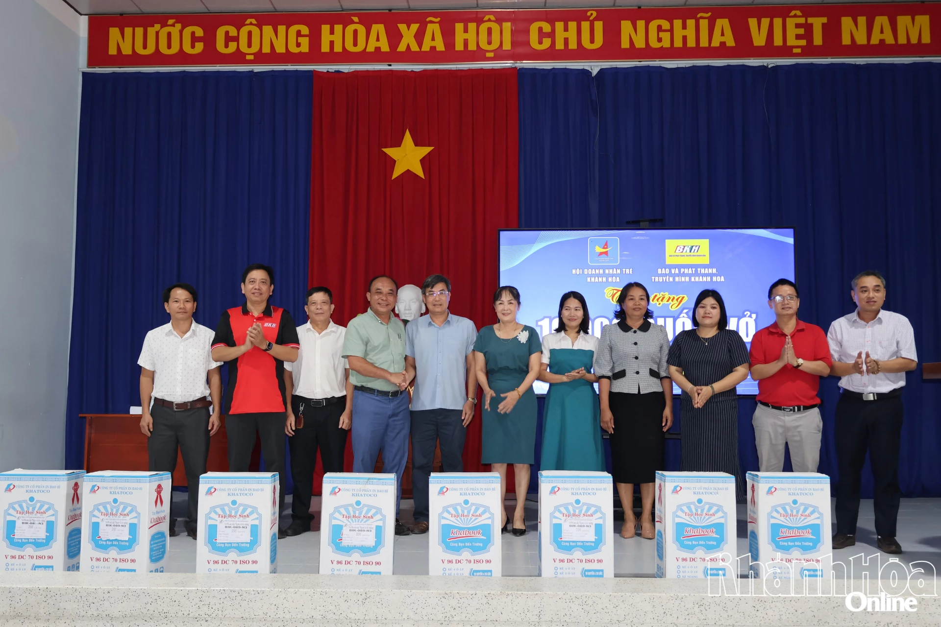 Lãnh đạo Báo và Phát thanh, Truyền hình Khánh Hòa cùng lãnh đạo Hội Doanh nhân trẻ Khánh Hòa gửi tặng quà cho đại diện các trường trên địa bàn xã Khánh Vĩnh.