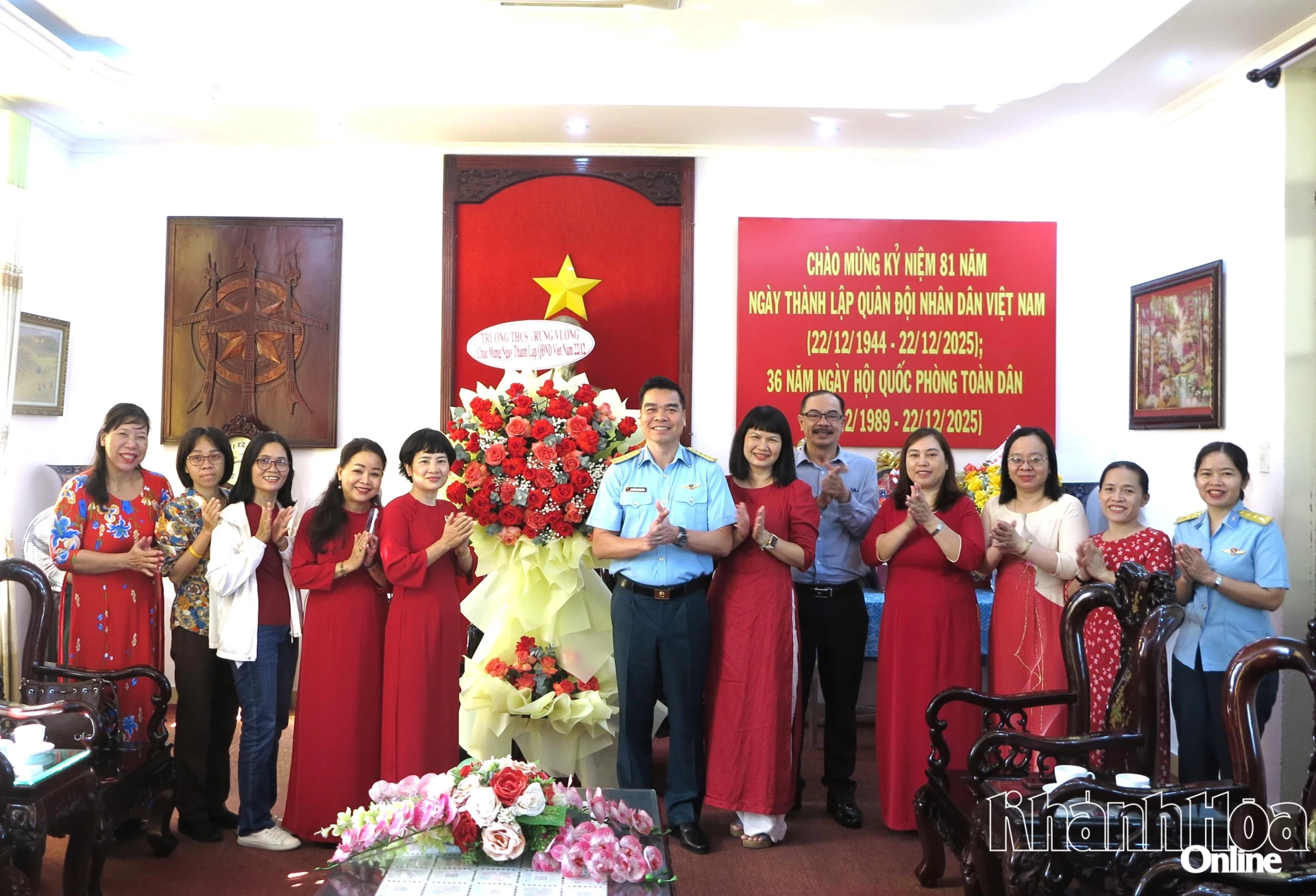 Cán bộ, giáo viên Trường THCS Trưng Vương tặng hoa chúc mừng Trường Sỹ quan Không quân.