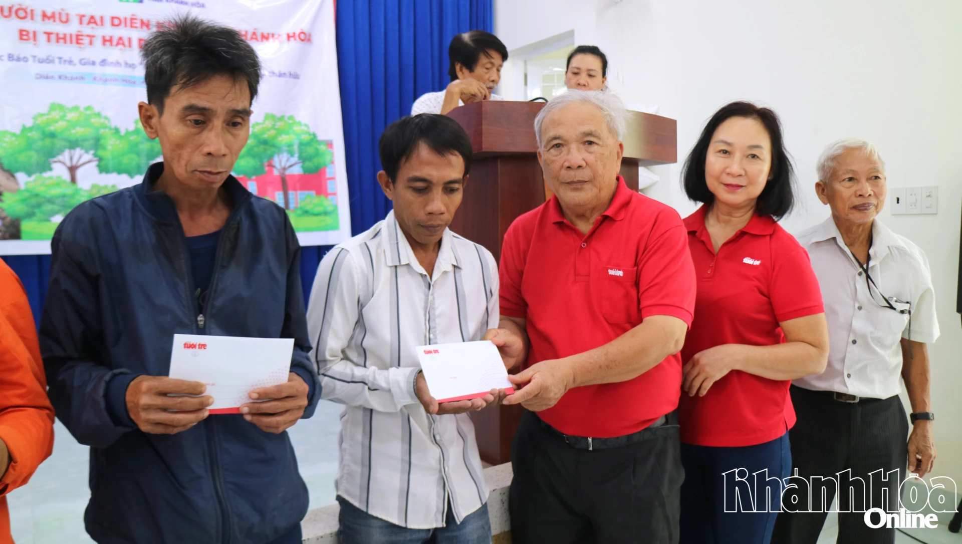 Tặng quà cho người khiếm thị ở khu vực phường Ninh Hòa và xã Hòa Trí. 