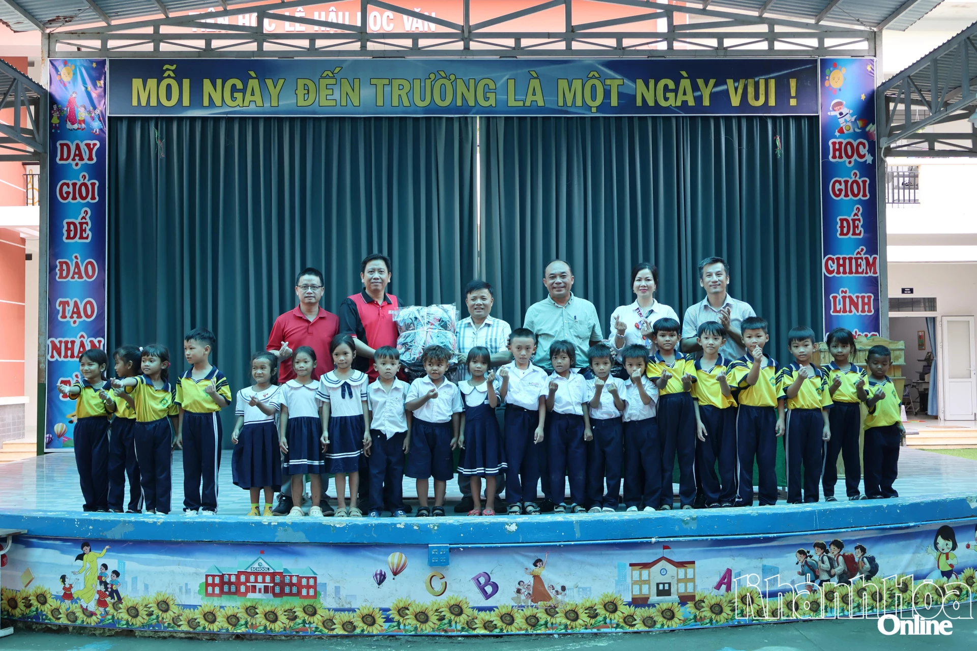 Đại diện các đơn vị tặng 100 chiếc cặp cho học sinh Trường Tiểu học thị trấn Khánh Vĩnh.